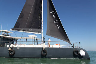Un paseo en catamarán "Cádiz Trimilenaria" para 2 adultos y 1 niño en Albarco.com en Chiclana de la Frontera (Cádiz)
