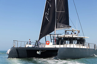 Un paseo en catamarán "Cádiz Trimilenaria" para 2 adultos y 1 niño en Albarco.com en Chiclana de la Frontera (Cádiz)
