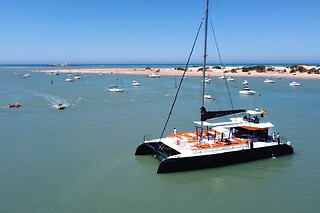Un paseo en catamarán "Cádiz Trimilenaria" para 2 adultos y 1 niño en Albarco.com en Chiclana de la Frontera (Cádiz)