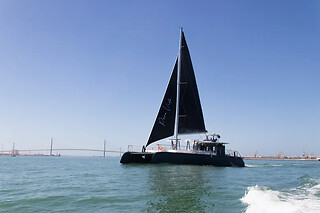Un paseo en catamarán "Cádiz Trimilenaria" para 2 adultos y 1 niño en Albarco.com en Chiclana de la Frontera (Cádiz)