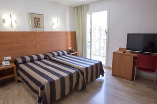 Una noche en habitación con bañera hidromasaje con desayuno y experiencia bienestar para 2 en Cleopatra Hotel & Spa****en Lloret de Mar (Girona)