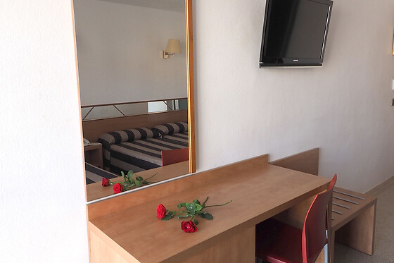 Una noche en habitación con bañera hidromasaje con desayuno y experiencia bienestar para 2 en Cleopatra Hotel & Spa****en Lloret de Mar (Girona)
