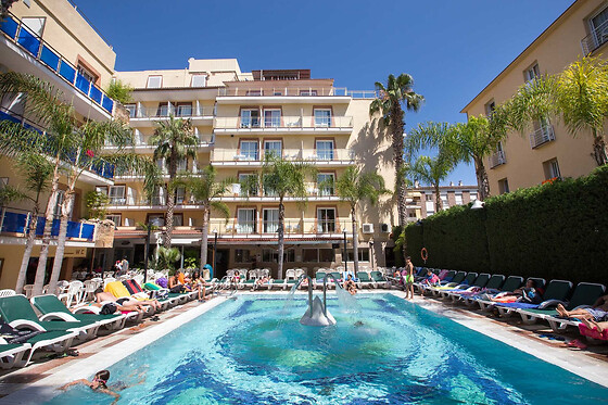 Una noche en habitación con bañera hidromasaje con desayuno y experiencia bienestar para 2 en Cleopatra Hotel & Spa****en Lloret de Mar (Girona)