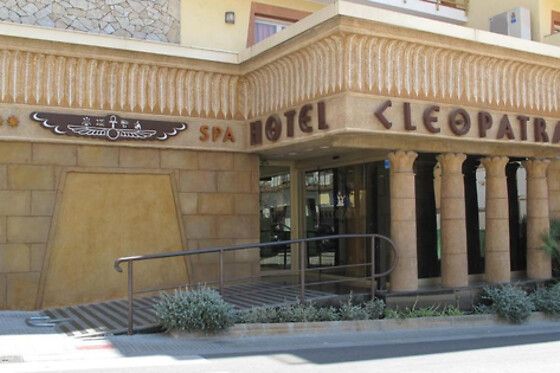 Una noche en habitación con bañera hidromasaje con desayuno y experiencia bienestar para 2 en Cleopatra Hotel & Spa****en Lloret de Mar (Girona)