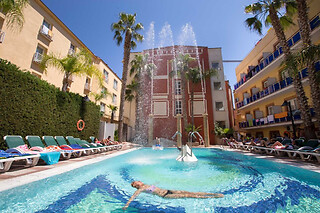 Una noche en habitación con bañera hidromasaje con desayuno y experiencia bienestar para 2 en Cleopatra Hotel & Spa****en Lloret de Mar (Girona)