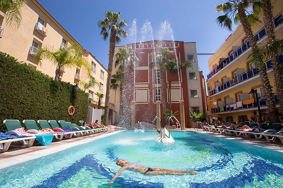 Una noche en habitación con bañera hidromasaje con desayuno y experiencia bienestar para 2 en Cleopatra Hotel & Spa****en Lloret de Mar (Girona)