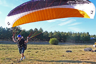 Iniciación y saltos en parapente en Miraflores de la Sierra (Madrid)