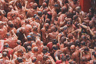 Dos noches en cabaña climatizada con actividad multiaventura y entradas a la Tomatina para 2 en La Tomatina de Buñol - Campamento La Serrana en Buñol (Valencia)