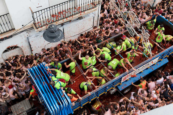 Dos noches en cabaña climatizada con actividad multiaventura y entradas a la Tomatina para 2 en La Tomatina de Buñol - Campamento La Serrana en Buñol (Valencia)