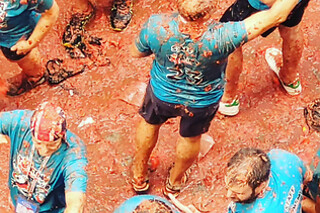 Dos noches en cabaña climatizada con actividad multiaventura y entradas a la Tomatina para 2 en La Tomatina de Buñol - Campamento La Serrana en Buñol (Valencia)