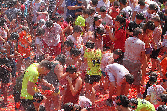 Dos noches en cabaña climatizada con actividad multiaventura y entradas a la Tomatina para 2 en La Tomatina de Buñol - Campamento La Serrana en Buñol (Valencia)