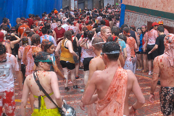 Dos noches en cabaña climatizada con actividad multiaventura y entradas a la Tomatina para 2 en La Tomatina de Buñol - Campamento La Serrana en Buñol (Valencia)