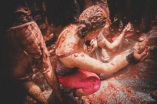 Dos noches en cabaña climatizada con actividad multiaventura y entradas a la Tomatina para 2 en La Tomatina de Buñol - Campamento La Serrana en Buñol (Valencia)