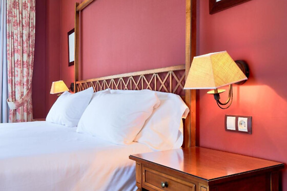 Una noche en habitación triple con desayuno para 2 adultos y 1 niño en Hotel Sonsoles Ávila** en Ávila