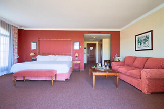 Una noche en habitación triple con desayuno para 2 adultos y 1 niño en Hotel Sonsoles Ávila** en Ávila