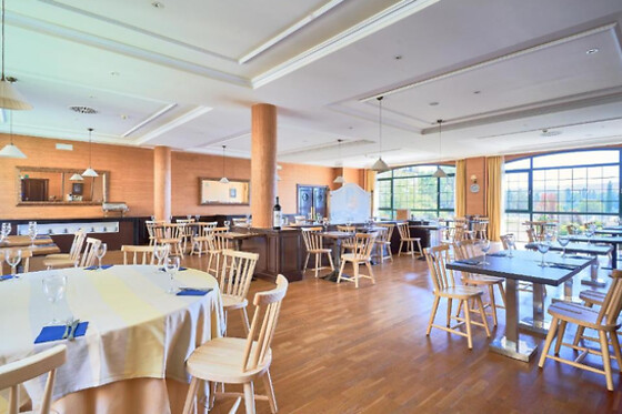 Una noche en habitación triple con desayuno para 2 adultos y 1 niño en Hotel Sonsoles Ávila** en Ávila