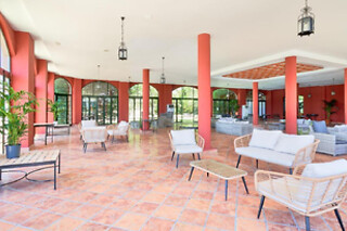 Una noche en habitación triple con desayuno para 2 adultos y 1 niño en Hotel Sonsoles Ávila** en Ávila