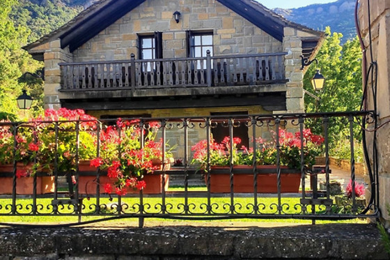 Dos noches en habitación superior con desayunos para 2 en Hotel Rural El Mirador de los Pirineos**** en Santa Cruz de la Serós (Huesca)