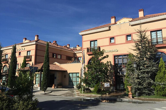 Una noche en suite con bañera hidromasaje para 2 en Hotel Segovia Sierra de Guadarrama en Los Ángeles de San Rafael (Segovia)
