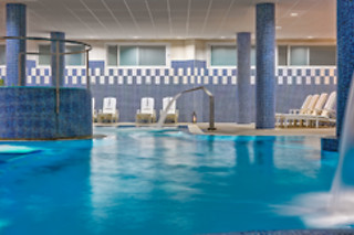 Una noche con cena y experiencia bienestar para 2 en Hotel H10 Estepona Palace**** en Estepona (Málaga)
