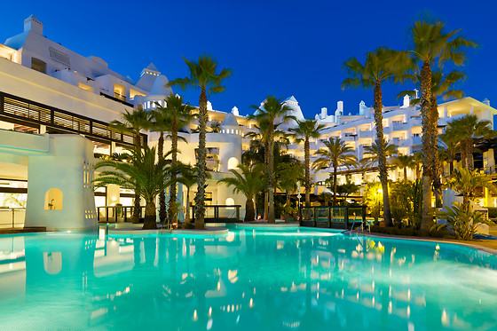 Una noche con cena y experiencia bienestar para 2 en Hotel H10 Estepona Palace**** en Estepona (Málaga)