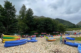Un descenso del Sella en canoa para 2 adultos y un niño con Kayak Aventura en Las Rozas (Asturias)
