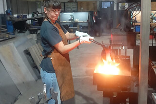 Forja tu propio cuchillo con un curso de Bushcraft para 1 en Fantastic Factory en Sentmenat (Barcelona)