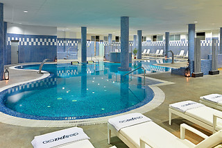 Una noche con cena y experiencia bienestar para 2 en Hotel H10 Estepona Palace**** en Estepona (Málaga)