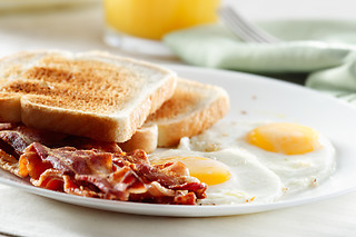 Una noche en habitación triple con desayuno para 2 adultos y 2 niños en Hotel Arcea Villaviciosa*** en Villaviciosa (Asturias)