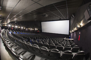 Cuatro entradas con menús para 4 en Cinesa LUXE Garbera en Donosti (Gipuzkoa)
