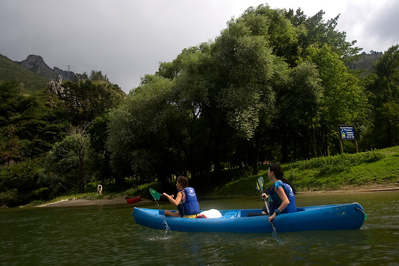 Una actividad de descenso de cañones para 2 en Escuela Asturiana de Piragüismo en Arriondas (Asturias)