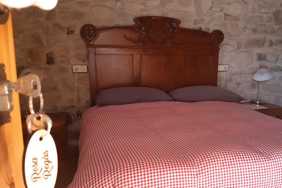 Una noche con desayuno y visita enológica para 2 en Casa Miret en Vallverd (Tarragona)