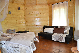 Dos noches en bungalow vagón de tren con desayunos para 2 adultos y 1 niño en Camping Alguer - Bungalow Vagón de tren en Les Planes D´Hostoles (Girona)
