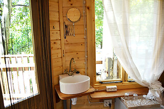 Una noche con desayuno en la cabaña para 2 adultos y 1 niño en Camping Alguer - Tienda Glamping Nima en  Les Planes D´Hostoles (Girona)