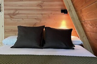 Una noche con desayuno en la cabaña para 2 adultos y 1 niño en Camping Alguer - Tienda Glamping Nima en  Les Planes D´Hostoles (Girona)