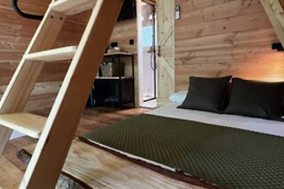 Una noche con desayuno en la cabaña para 2 adultos y 1 niño en Camping Alguer - Tienda Glamping Nima en  Les Planes D´Hostoles (Girona)