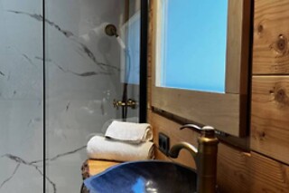 Una noche con desayuno en la cabaña para 2 adultos y 1 niño en Camping Alguer - Tienda Glamping Nima en  Les Planes D´Hostoles (Girona)