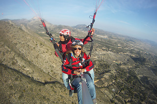 Un vuelo en parapente biplaza para 2 en Parapente Santa Pola en Santa Pola (Alicante)