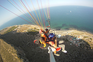 Un vuelo en parapente biplaza para 2 en Parapente Santa Pola en Santa Pola (Alicante)