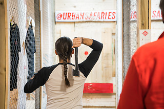 Tiro de hacha: ¡una experiencia salvaje! para 2 en Urban Safari en Madrid