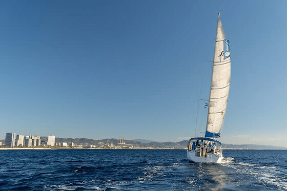 Paseo en velero por la costa de Barcelona: barra libre, baño y tapas (4 h)