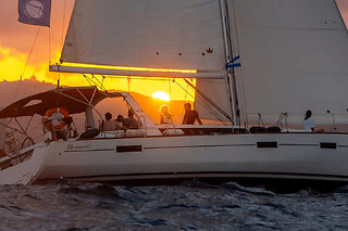 Paseo en velero por la costa de Barcelona: barra libre, baño y tapas (4 h)