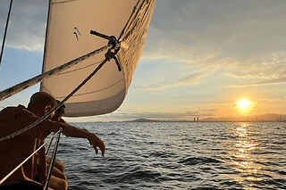 Paseo en velero de 2 horas por la costa de Barcelona con barra libre