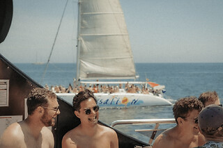 Crucero festivo: fiesta en barco con parada para bañarse y tomar un tentempié en Barcelona