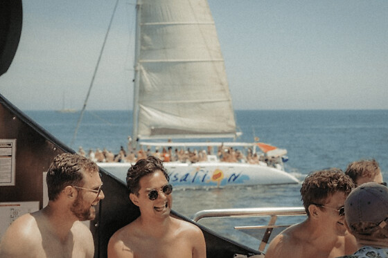 Crucero festivo: fiesta en barco con parada para bañarse y tomar un tentempié en Barcelona