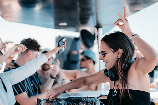 Crucero festivo: fiesta en barco con parada para bañarse y tomar un tentempié en Barcelona