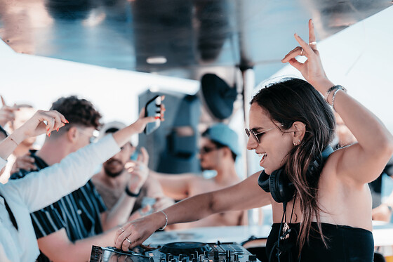 Crucero festivo: fiesta en barco con parada para bañarse y tomar un tentempié en Barcelona