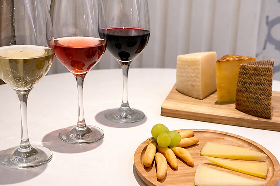 Una cata de 10 quesos + 1 copa de vino para 2 en La Musola, en Madrid