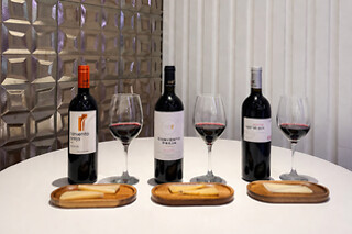 Una cata de 10 quesos + 1 copa de vino para 2 en La Musola, en Madrid