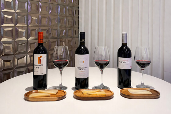 Una cata de 10 quesos + 1 copa de vino para 2 en La Musola, en Madrid